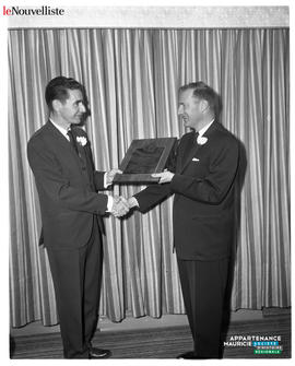 002 - Remise de plaque à l'ancien président
