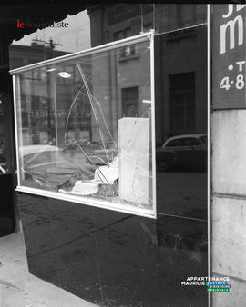 002 - Vitrine brisée