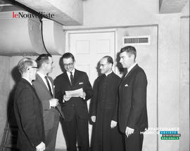 001 - Groupe d'hommes