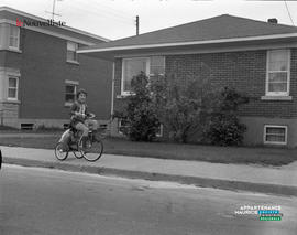 001 - Enfant en bicyclette