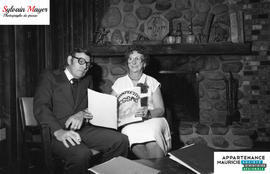 Homme et femme avec un magazine