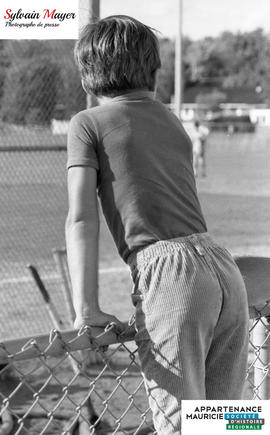 Enfant sur une clôture