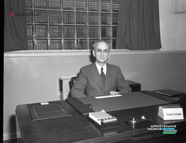 004 - Homme à son bureau