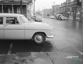 004 - Voiture sur une ligne blanche