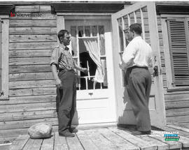 003 - Deux hommes observent une porte