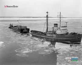 001 - Remorqueur tirant la barge