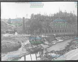 Paper-mill, showing position at base of hill. Début 1901 La construction de la première usine de ...