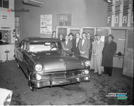 003 - Groupe de personnes et voiture