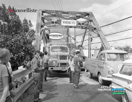 001 - Camion encastré dans le pont