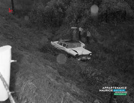 003 - Voiture accidentée dans un fossé