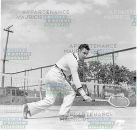 Henry Dufresne avec sa raquette de tennis