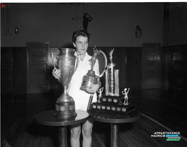002 - Jeune fille avec trophées