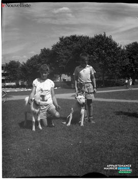 001 - Deux enfants avec animaux