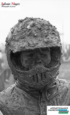 Pilote couvert de boue