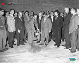 001 - Première pelletée de terre