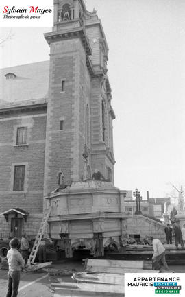 Personnes près d'une église