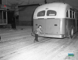002 - Enfant qui pousse un autobus