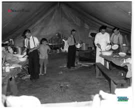 004 - Repas dans une tente
