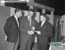 001 - Remise d'une bague à Jacques Plante