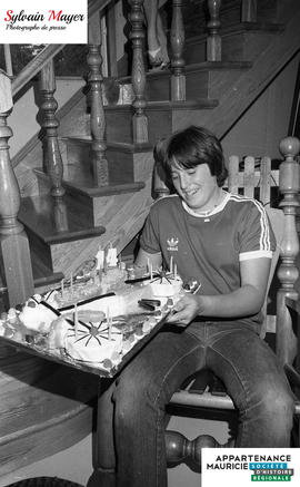 Bryan Perrault et un gâteau