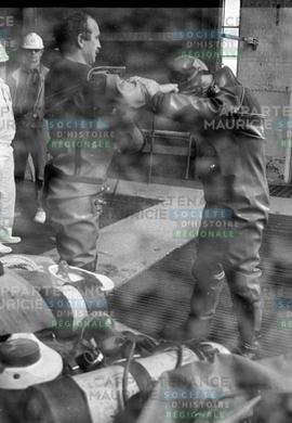 Homme s'habillant en plongeur