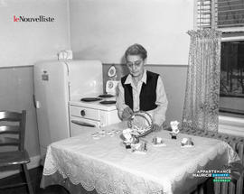 001 - Femme cuisinant