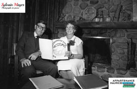 Homme et femme avec un magazine