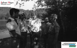 Hommes près d'un lac