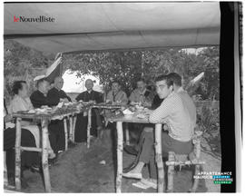 001 - Personnes à une table