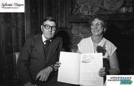 Homme et femme avec un livre