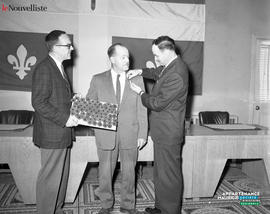 001 - Premier coquelicot présenté au Maire Demers