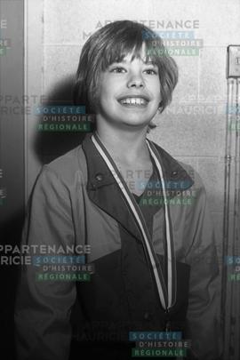 Fille avec une médaille