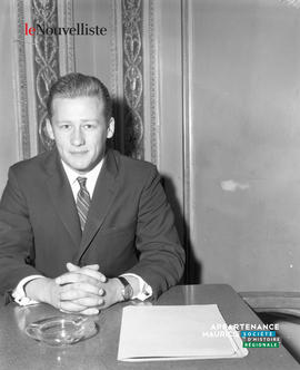 Un homme assis au bureau