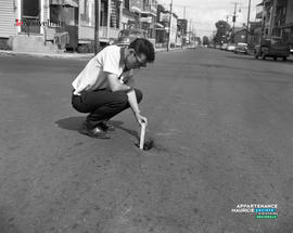001 - Homme sur une route