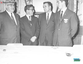 001 - Quatre hommes