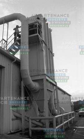 Policiers allant dans un silo.