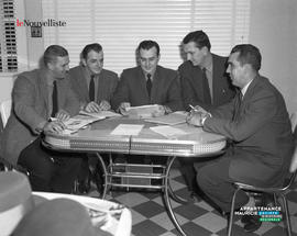 004 - Groupe d'hommes