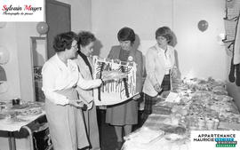 Femmes préparant une table