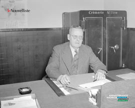 001 - Homme à un bureau