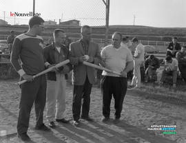 001 - Hommes sur un terrain de baseball