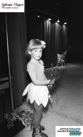 Fille en costume