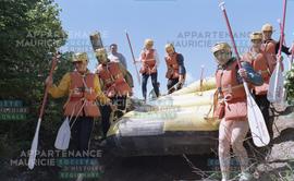 Groupe transportant un bateau