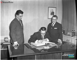 001 - Signature du livre d'or