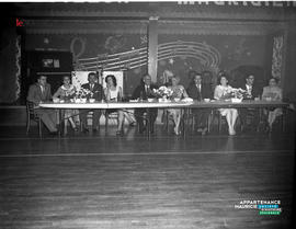 002 - Groupe de personnes assises