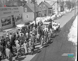 002 - Gens qui marchent dans la rue