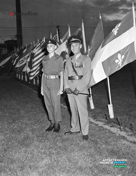 002 - Deux militaires drapeaux