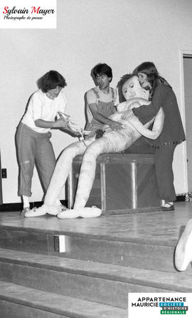 Personnes autour d'une mannequin