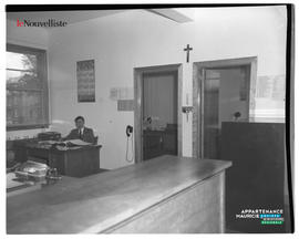 049 - Bureau