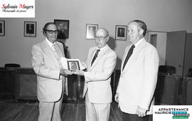 Homme recevant une plaque