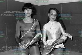 Patineuses avec une rose